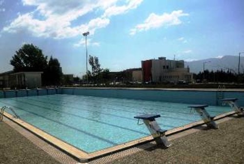 Στη μοίρα του έχει αφεθεί το κολυμβητήριο Λαμίας (φωτ.) με τους αρμόδιους να ερίζουν για τις ευθύνες