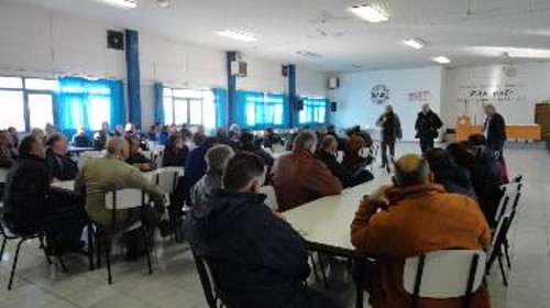 Από τη συγκέντρωση των εργαζομένων, στην καντίνα του εργοστασίου