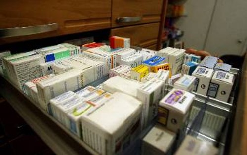 Οι φαρμακοβιομηχανίες κάνουν χρυσές δουλειές με το φάρμακο - εμπόρευμα και θα συνεχίσουν να κάνουν, όπως τους υποσχέθηκε προεκλογικά και ο ΣΥΡΙΖΑ