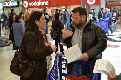 Οι απεργοί συζήτησαν με πελάτες για τα αιτήματά τους και ζήτησαν συμπαράσταση