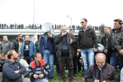Ο Βαγγέλης Μπούτας μιλάει στους αγρότες, στο μπλόκο της Νίκαιας