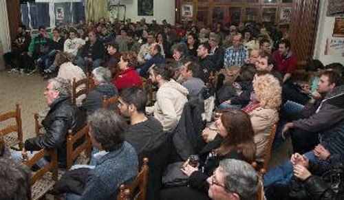 Κατάμεστη η αίθουσα του Συνδικάτου Οικοδόμων στην εκδήλωση των ΚΟ Τουρισμού - Επισιτισμού - Ξενοδοχείων της ΚΟΑ