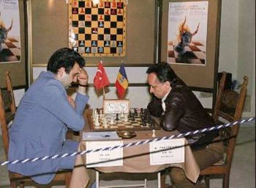Οκτώβρης 1985, Βασιλική Αγ. Μάρκου - Ηράκλειο Κρήτης. 17η Σκακιστική Βαλκανιάδα. Συνάντηση Τουρκίας - Ρουμανίας. Χαρακτηριστική είναι η αφίσα με τον... Μιν ταύρο στη σκακιέρα!