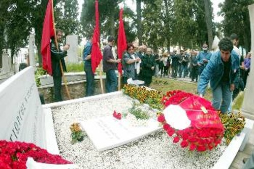 Κατάθεση στεφανιών στον τάφο του Γ. Τσαρουχά