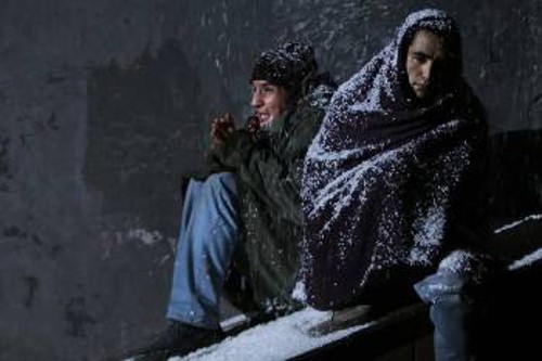 Σκηνή από την παράσταση του αφγανικού θιάσου «Aftaab», «Νυχτερινή περίπολος»