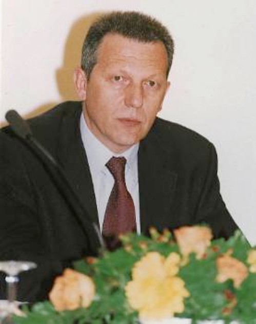 Ο Θανάσης Παφίλης σπούδασε στη Νομική Σχολή Θεσσαλονίκης. Συμμετείχε στο αντιδικτατορικό κίνημα, ήταν μέλος της Αντι - ΕΦΕΕ και της ΚΝΕ. Σήμερα είναι Γενικός Γραμματέας της ΕΕΔΥΕ και Εκτελεστικός Γραμματέας του Παγκόσμιου Συμβουλίου Ειρήνης. Υπήρξε βουλευτής του ΚΚΕ από το 1989 - 1993. Είναι μέλος της ΚΕ του ΚΚΕ