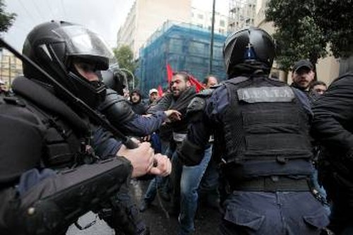 Αστυνομικές δυνάμεις με πτυσσόμενα γκλομπς και ντυμένους σαν αστακούς έστειλε η κυβέρνηση για να χτυπήσουν εργαζόμενους και ανέργους
