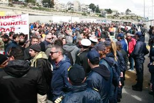 Η συγκέντρωση έξω από το υπουργείο Εμπορικής Ναυτιλίας