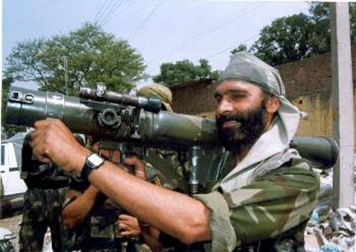 Ινδός στρατιώτης «επιδεικνύει» εκτοξευτή ρουκετών. Η νέα χτεσινή επίθεση στο Κασμίρ κλιμακώνει κι άλλο την ένταση στα σύνορα με το Πακιστάν