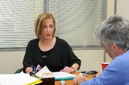 Η Σοφία Κολιζέρα μιλάει στον συντάκτη του «Ριζοσπάστη»