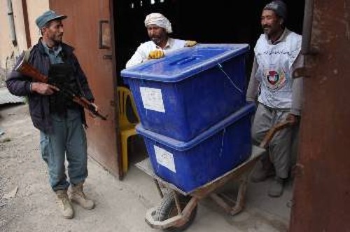 Με ισχυρά μέτρα «ασφαλείας» διεξάγονται οι σημερινές εκλογές (φωτ. υπάλληλοι ετοιμάζουν τις κάλπες)