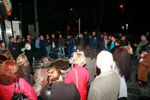 Από τη Γενική Συνέλευση των εργαζομένων, χτες το ξημέρωμα στην πύλη της ΕΒΓΑ