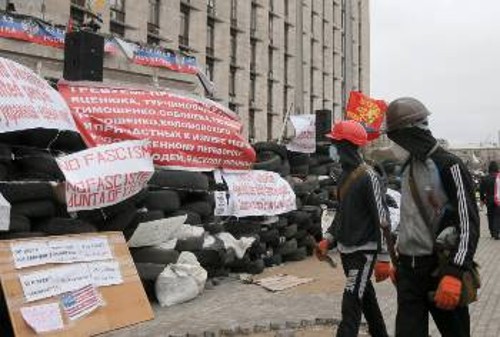 Η κατάληψη του κυβερνείου συνεχίζεται στο Ντόνετσκ
