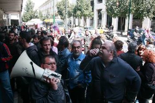 Από τη χτεσινή συγκέντρωση στο υπουργείο Εργασίας