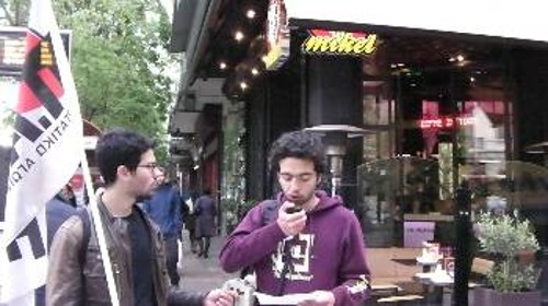 Από την παρέμβαση έξω από το κατάστημα της Εγνατίας