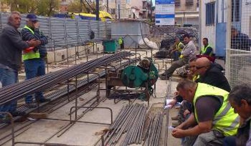 Ο Γιώργος Μηλιώνης μιλάει στους εργάτες που δουλεύουν στο εργοτάξιο της «Αττικό Μετρό» στη Νίκαια