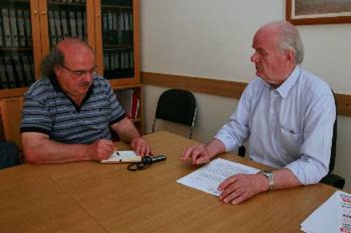Ο Π. Τάτσης μιλά στον συντάκτη του «Ριζοσπάστη»
