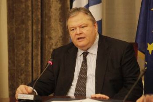 Την ανάγκη θωράκισης του αστικού πολιτικού συστήματος στις σύγχρονες συνθήκες και ενίσχυσης της θέσης του ΠΑΣΟΚ σε αυτήν τη διαδικασία υπηρετούν οι διάφορες πρωτοβουλίες του Ευ. Βενιζέλου