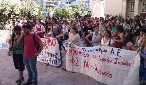 Στιγμιότυπο από τη δυναμική παρέμβαση των δυνάμεων του ΜΑΣ στη Σύγκλητο του ΕΚΠΑ ενάντια στο νέο Οργανισμό