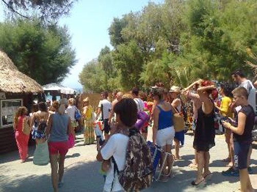 Στην ουρά για την είσοδο σε μια από τις οργανωμένες, δηλαδή εμπορευματοποιημένες παραλίες