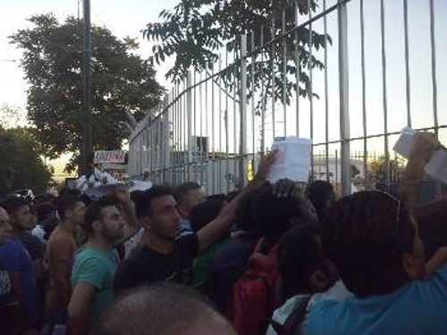 Εκατοντάδες μετανάστες συνωστίζονται κάθε πρωί στο Τμήμα Αλλοδαπών