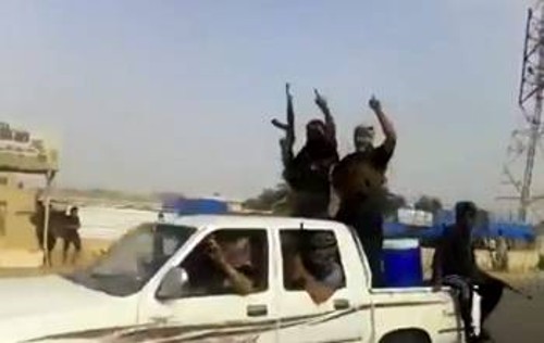 Μισθοφόροι της οργάνωσης ISIL με φόντο τις πετρελαιοπηγές και τα διυλιστήρια στο Μπαϊτζί