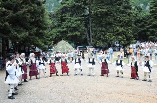 Την παράσταση έκλεψαν τα πιτσιρίκια του Επιμορφωτικού Συλλόγου Διονύσου