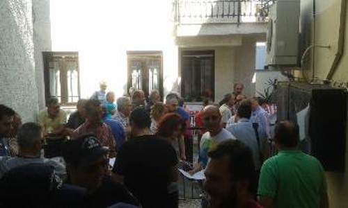 Από τη συγκέντρωση χτες έξω από τα δικαστήρια της Θάσου