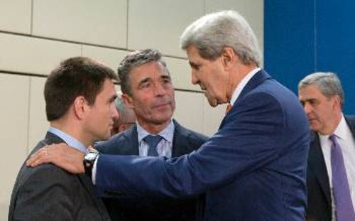 Ο ΥΠΕΞ των ΗΠΑ Τζ. Κέρι και ο γγ της λυκοσυμμαχίας «συμβουλεύουν» το νέο ΥΠΕΞ της κυβέρνησης του Κιέβου (αριστερά)