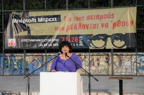 Στο βήμα η Ελένη Μηλιαρονικολάκη
