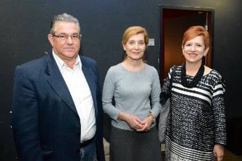 Ο Δ. Κουτσούμπας με την ηθοποιό Αιμιλία Υψηλάντη και την Μαρία Παναγίδου μορφωτική ακόλουθο της πρεσβείας της Κύπρου