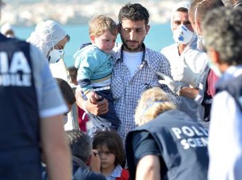 Πρόσφυγες που διασώθηκαν, λίγο μετά την άφιξή τους σε λιμάνι της Σικελίας