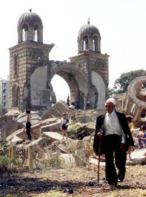 Αφού ...«ξεμπέρδεψε» με την πολιτιστική κληρονομιά των Βαλκανίων (φωτ. κατεστραμμένου μνημείου από τους ΝΑΤΟικούς βομβαρδισμούς στη Γιουγκοσλαβία) η ΕΕ «προετοιμάζεται» και για τη σύγχρονη δημιουργία