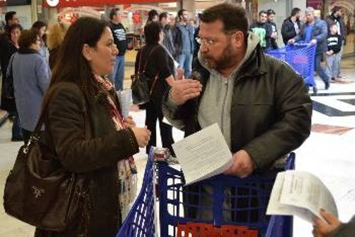 Εμποροϋπάλληλοι της Θεσσαλονίκης ενημερώνουν τους πελάτες πολυκαταστήματος για τα αιτήματά τους, σε παλιότερη κινητοποίηση για την αργία της Κυριακής