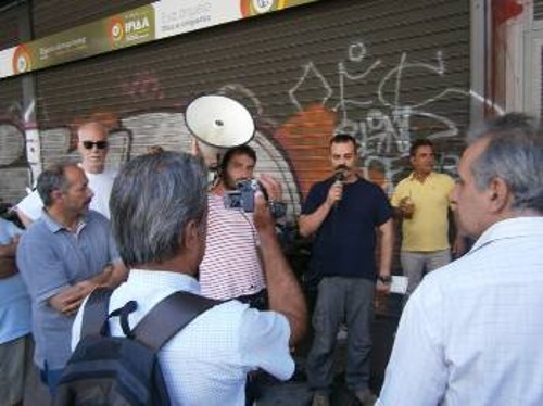 Ο πρόεδρος του Συνδικάτου Οικοδόμων ενημερώνει τους συγκεντρωμένους για τη συνάντηση με τον υφυπουργό Εργασίας