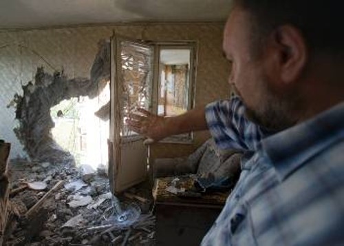 23/7/2014: Ο 53χρονος Αλεξάντερ δείχνει τα «ίχνη» της βόμβας από την οποία γλίτωσε τελευταία στιγμή, στο Ντονέτσκ
