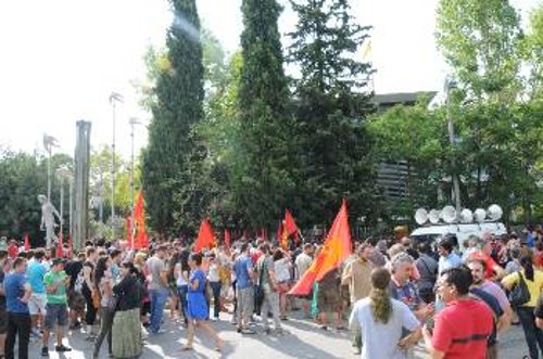 Από παλιότερη κινητοποίηση του ΚΚΕ και της ΚΝΕ έξω από την πρεσβεία της Ουκρανίας στην Αθήνα