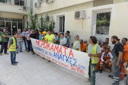 Από τη χτεσινή κινητοποίηση των οικοδόμων, στην έδρα της εταιρείας στο Αιγάλεω