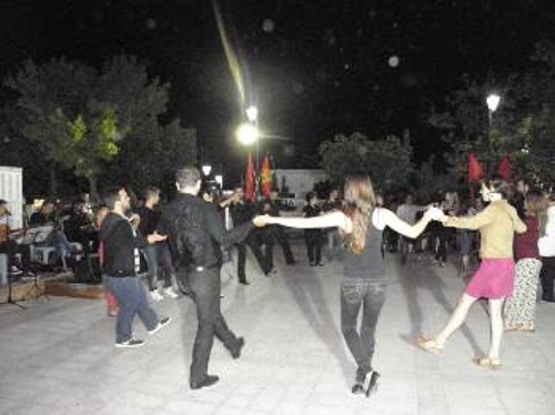 Νέοι χορεύουν σε προφεστιβαλική εκδήλωση της ΚΝΕ