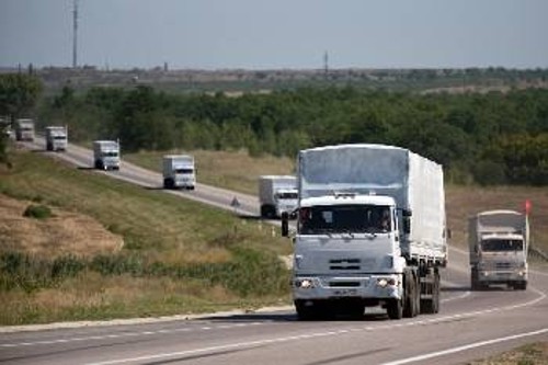 Το κομβόι των ρωσικών φορτηγών στη μεθόριο με την Ουκρανία