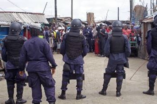 Αστυνομικές δυνάμεις σε φτωχογειτονιά στη Μονρόβια της Λιβερίας