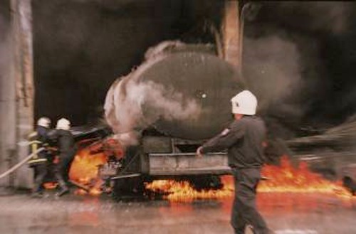 Πυροσβέστες την ώρα του καθήκοντος, διακινδυνεύοντας τη ζωή τους. Κι όμως, το επάγγελμά τους δεν ανήκει στα βαρέα και ανθυγιεινά