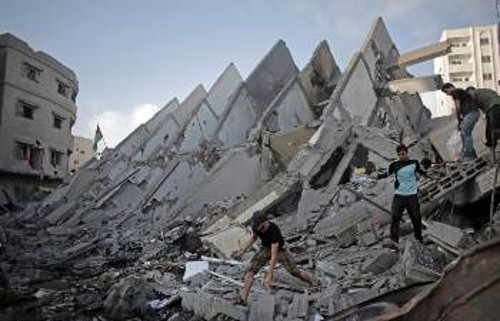 Χαρακτηριστικό 15ώροφο κτίριο κατοικιών και καταστημάτων στην πόλη της Γάζα που σωριάστηκε από τους ισραηλινούς βομβαρδισμούς
