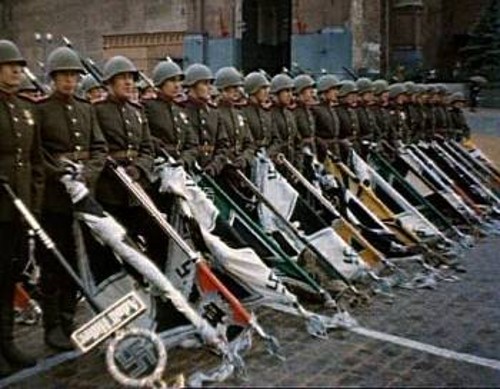 1945, Μόσχα, Κόκκινη Πλατεία. Σοβιετικοί στρατιώτες φέρουν ναζιστικά λάβαρα ως λάφυρα πολέμου