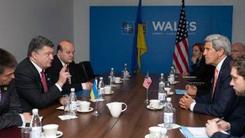 Από τη συνάντηση του Ουκρανού Προέδρου, Π. Ποροσένκο, με τον ΥΠΕΞ των ΗΠΑ, Τζ. Κέρι, στο περιθώριο της συνόδου του ΝΑΤΟ στην Ουαλία φέτος το Σεπτέμβρη