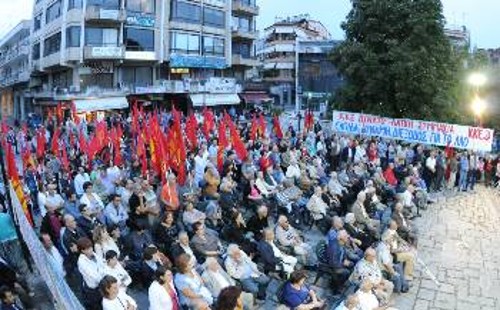 Από τη συγκέντρωση της ΤΟ Ημαθίας του ΚΚΕ, στην κεντρική πλατεία της Νάουσας