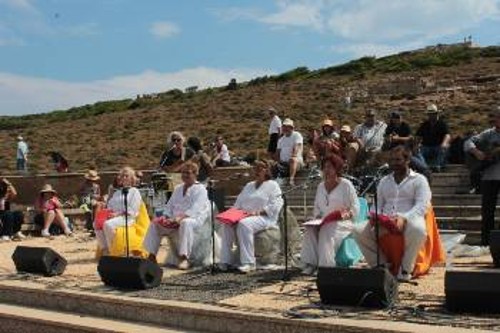Οι συντελεστές που παρουσίασαν το δρώμενο για τις Μακρονησιώτισσες