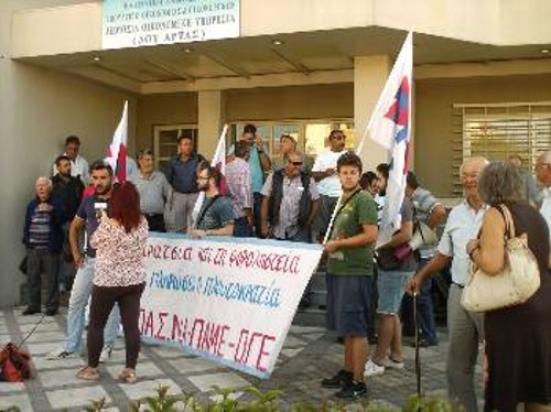 Από τη χτεσινή διαμαρτυρία στη ΔΟΥ Αρτας