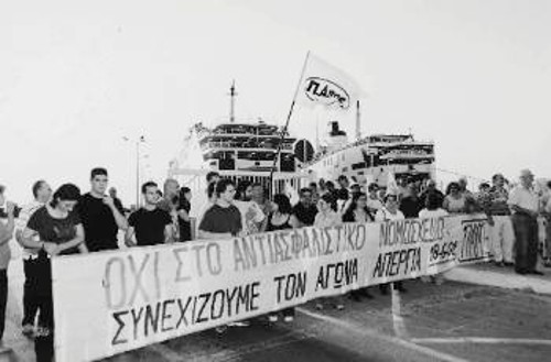 Και στον Πειραιά όπου οι ναυτεργάτες ενώθηκαν με τους εργάτες της στεριάς και στη Ραφήνα κάβος δεν έλυσε