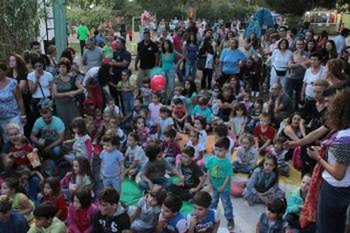 Ενώ παρακολουθούν παράσταση
